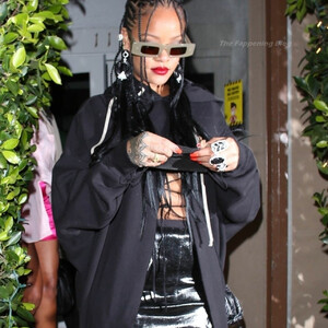 Naked celebrity picture Rihanna 061 pic