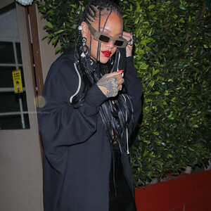 Famous Nude Rihanna 093 pic