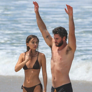 Liam Hemsworth & Gabriella Brooks Head to the Beach with Their Dogs (59 Photos) – Leaked Nudes