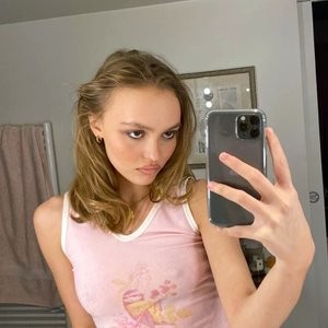 Lily-Rose Depp Braless (1 Photo) - Leaked Nudes