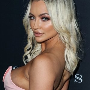 Naked celebrity picture Lindsey Pelas 005 pic