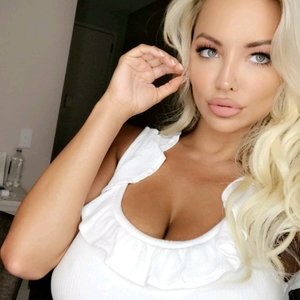 Naked celebrity picture Lindsey Pelas 002 pic