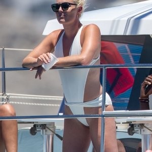 Lindsey Vonn Shows Off Her Olympian Physique in a White Swimsuit (67 Photos) – Leaked Nudes