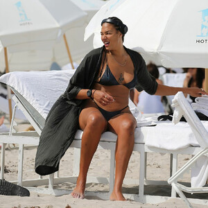 Naked celebrity picture Liz Cambage 015 pic