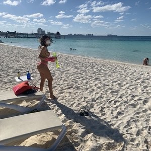 Liziane Gutierrez Wears Face Mask and Gloves on the Beach in Mexico amid Coronavirus Pandemic (5 Photos) - Leaked Nudes