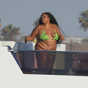 celeb nude Lizzo 056 pic