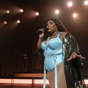 Famous Nude Lizzo 037 pic