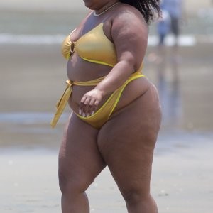 Lizzo Stands Out in a Gold Bikini in Auckland (36 Photos) – Leaked Nudes