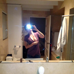 Celebrity Leaked Nude Photo Lizzy Caplan 003 pic