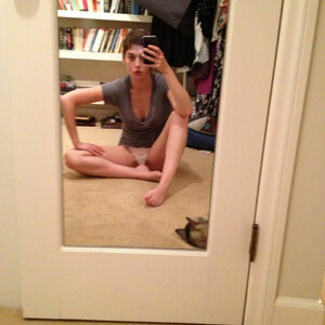 Celebrity Naked Lizzy Caplan 008 pic