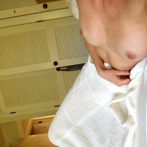 Best Celebrity Nude Lizzy Caplan 014 pic