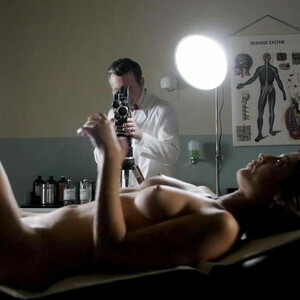 Newest Celebrity Nude Lizzy Caplan 022 pic