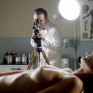 Free nude Celebrity Lizzy Caplan 024 pic