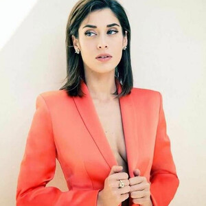 Naked Celebrity Lizzy Caplan 082 pic