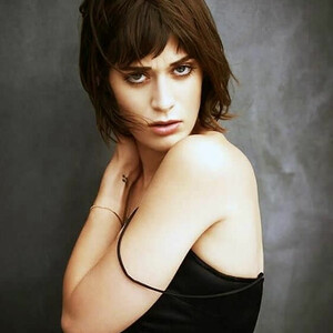 Celeb Naked Lizzy Caplan 093 pic