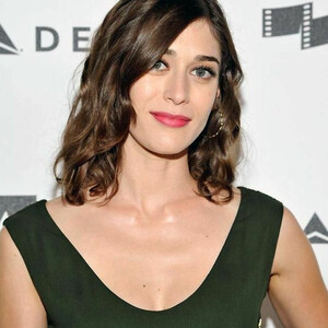 Naked celebrity picture Lizzy Caplan 100 pic