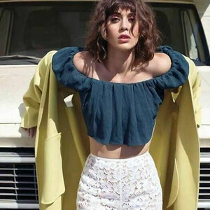 Nude Celebrity Picture Lizzy Caplan 111 pic