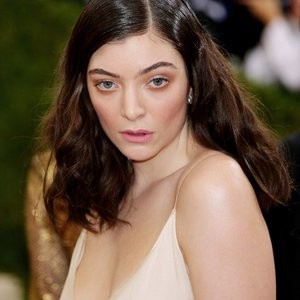 Celebrity Nude Pic Lorde 004 pic