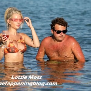 Celebrity Nude Pic Lottie Moss 009 pic
