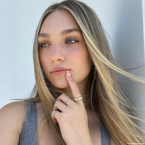 Naked Celebrity Maddie Ziegler 056 pic