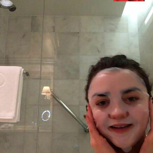 Naked Celebrity Maisie Williams 002 pic