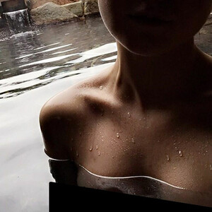 Famous Nude Maisie Williams 035 pic