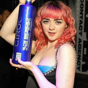 Hot Naked Celeb Maisie Williams 067 pic