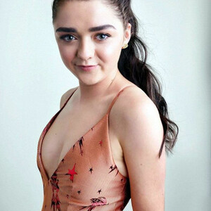 Celebrity Nude Pic Maisie Williams 100 pic