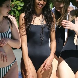 Nude Celeb Pic Malia Obama 032 pic