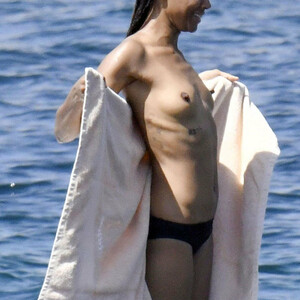 Celebrity Nude Pic Zoe Saldana 003 pic