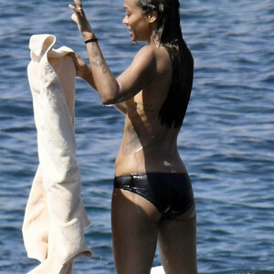 Free nude Celebrity Zoe Saldana 005 pic