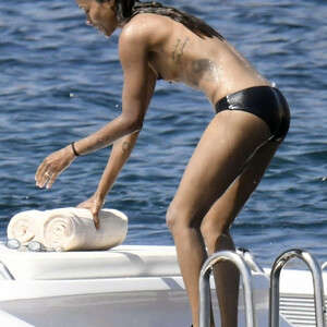 Celebrity Nude Pic Zoe Saldana 006 pic