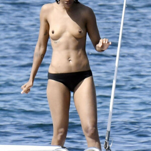 Celebrity Nude Pic Zoe Saldana 011 pic