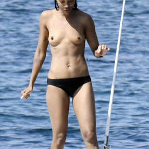 Real Celebrity Nude Zoe Saldana 024 pic