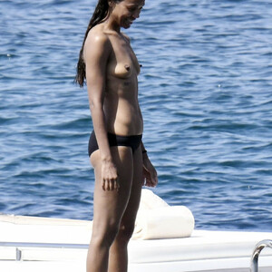Leaked Celebrity Pic Zoe Saldana 033 pic