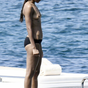 Celebrity Naked Zoe Saldana 035 pic