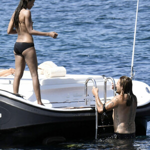 celeb nude Zoe Saldana 036 pic