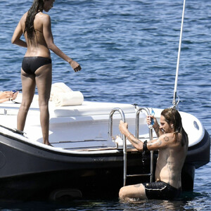 Celeb Naked Zoe Saldana 037 pic