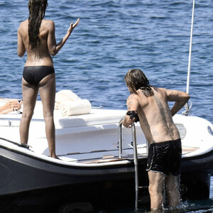 Naked Celebrity Zoe Saldana 038 pic
