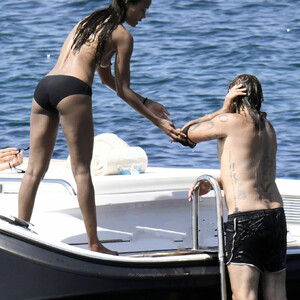 Naked Celebrity Pic Zoe Saldana 041 pic