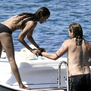 Free nude Celebrity Zoe Saldana 046 pic