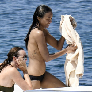 Famous Nude Zoe Saldana 076 pic