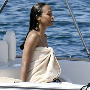 Famous Nude Zoe Saldana 078 pic
