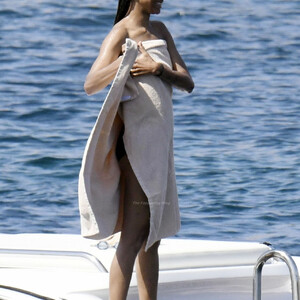 Hot Naked Celeb Zoe Saldana 080 pic