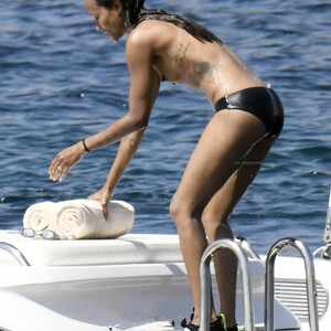Famous Nude Zoe Saldana 097 pic