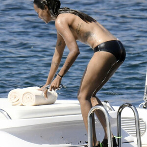 Nude Celebrity Picture Zoe Saldana 098 pic