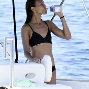Famous Nude Zoe Saldana 106 pic