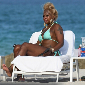 Celeb Naked Mary J. Blige 007 pic