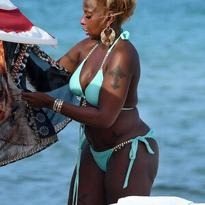 Naked celebrity picture Mary J. Blige 019 pic