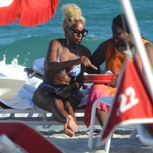 Famous Nude Mary J. Blige 014 pic